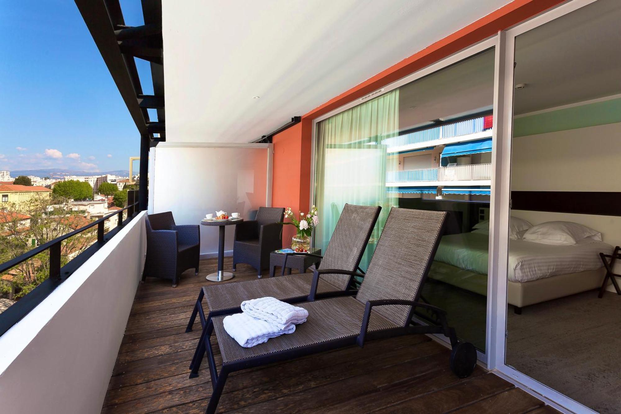 Deluxe Double Room Terrace Street View