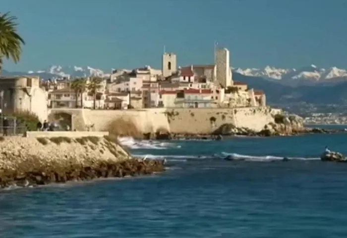 Vue Mer Et Remparts. Entre Vieille Ville Et Plages